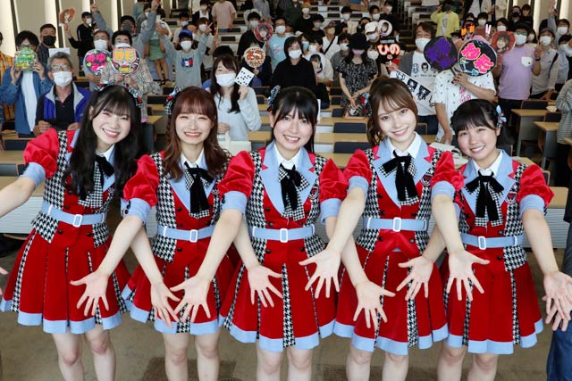 ビンゴ大会を終わってNGT48と記念撮影、左から藤崎さん、諸橋さん、三村さん、川越さん、古舘さん