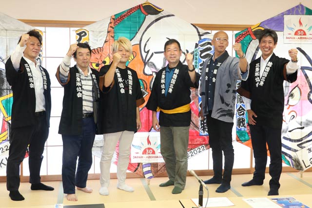 三条凧合戦のアゼルバイジャン合戦の開催で記者会見する三条凧協会、左から4人目が須藤会長