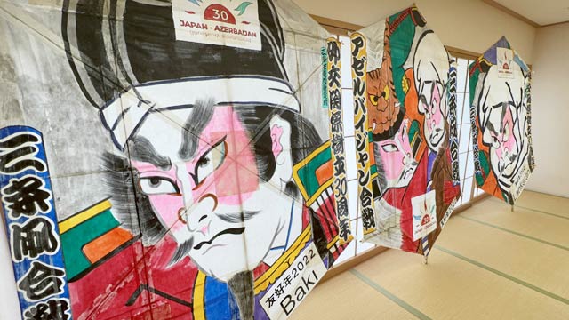 寄贈する三条六角巻凧など