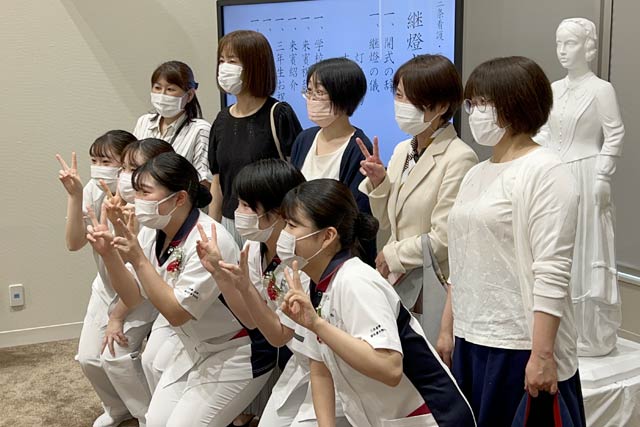 閉式後にナイチンゲール像と一緒に記念写真