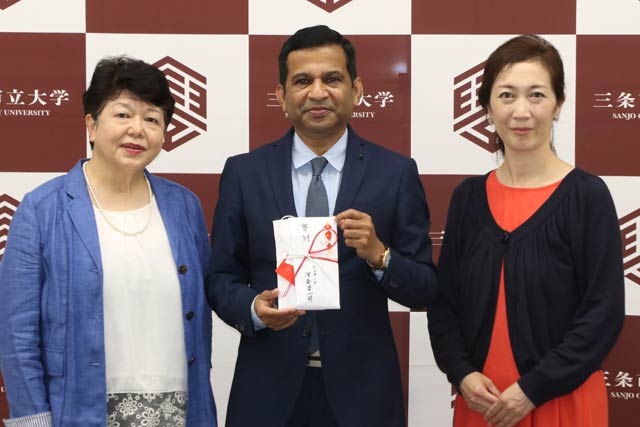 左から坂田さん、シャハリアル学長、永桶さん