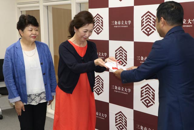 寄付を手渡す