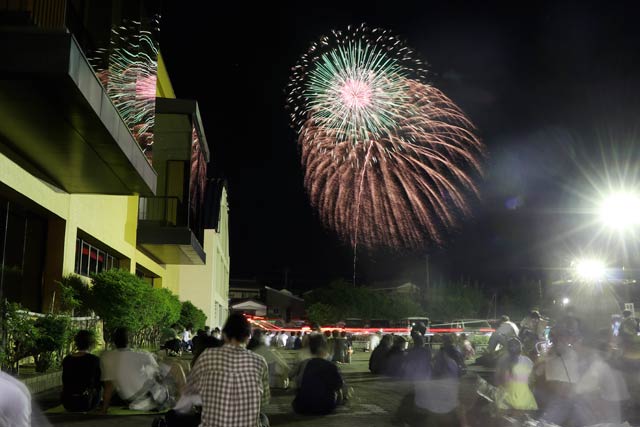 巻文化会館で花火見物