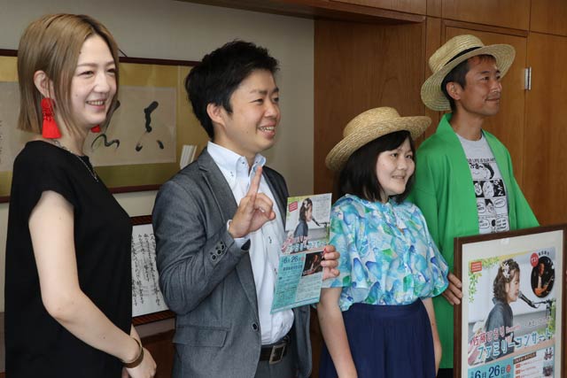 左から堀さん、滝沢市長、ひらりさん、轡田さん