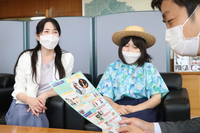 滝沢市長と歓談、いちばん左は母絵美さん