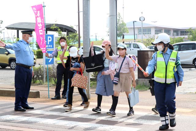 燕署と「横断歩行者を守ります宣言」の団体・事業所が燕市立吉田南小付近で合同見守り活動