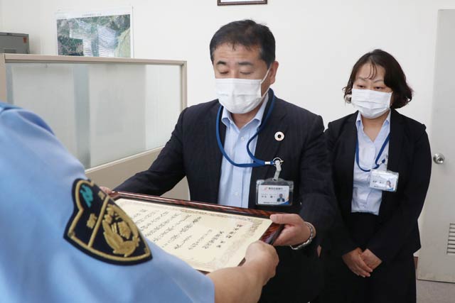 麸澤署長から感謝状を受ける中丸支店長