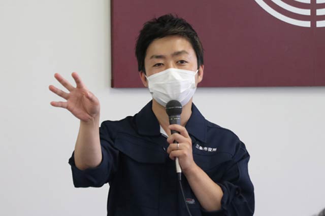 災害対策本部で講評を述べる滝沢市長
