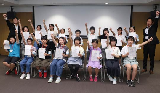 子ども記者に任命された17人
