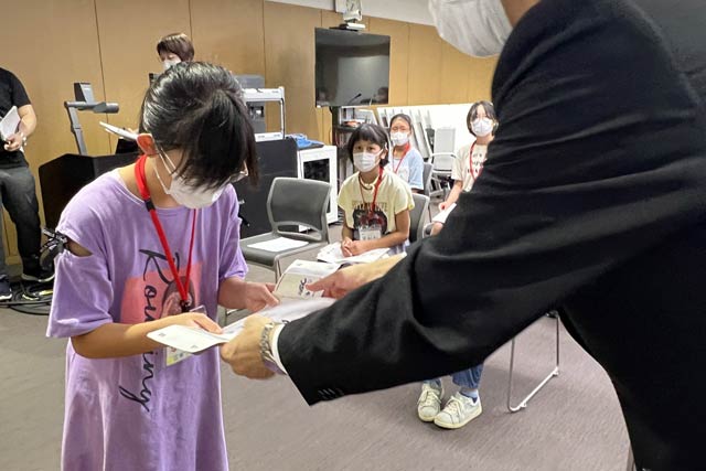 子ども記者に任命された17人