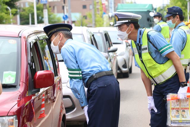 三条市役所前で街頭指導