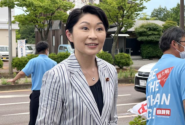 燕三条ワシントン前へ応援演説に訪れた小渕氏