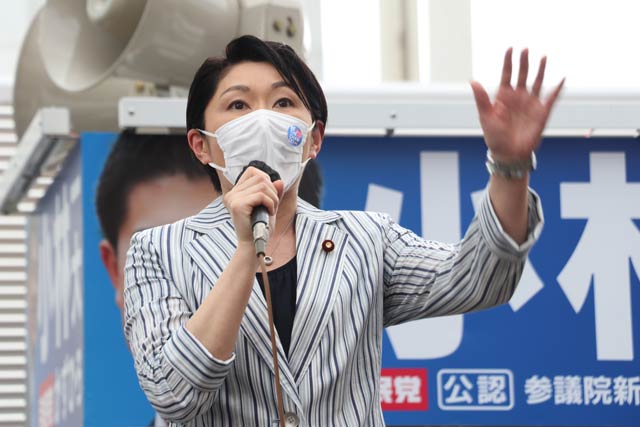 応援演説を行う小渕氏
