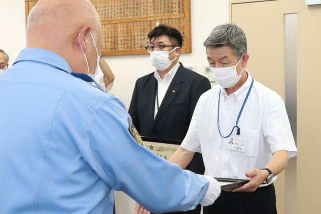 清水署長から感謝状を贈呈