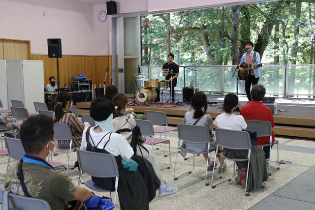 「ヤホール」でのライブ