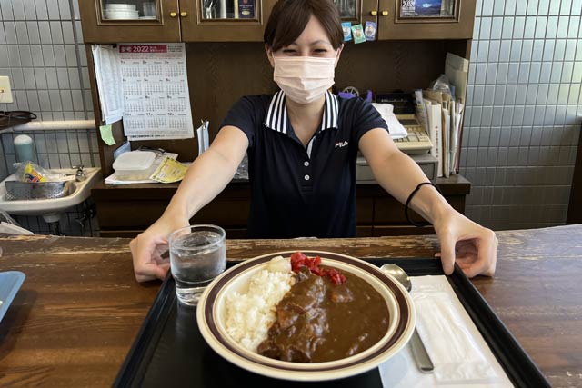 三条商工会議所喫茶コーナーの500円から600円に値上がりしたカレーライス