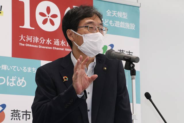 定例記者会見を行う鈴木燕市長