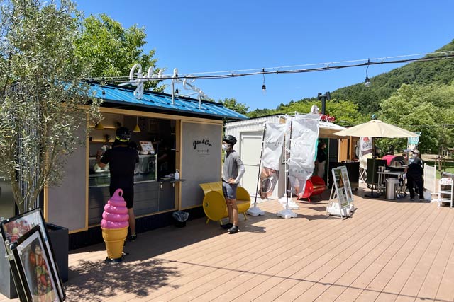 コンテナを生かした店舗