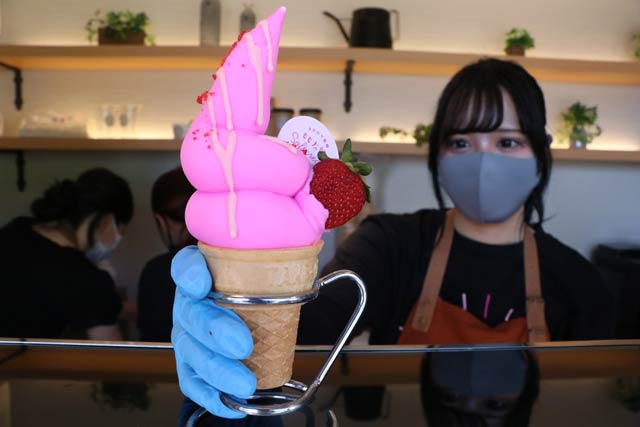ここでしか味わえない「もも太郎ソフト」