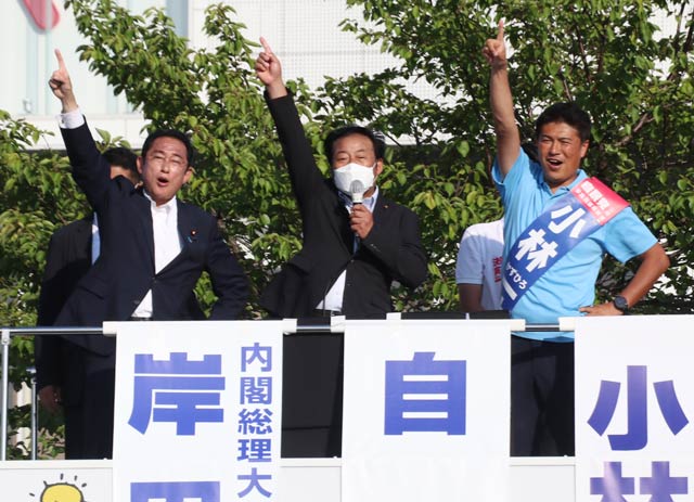 街宣車の上から広がれ一大コール