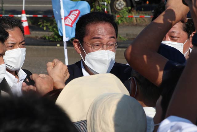 支持者とグータッチする岸田首相