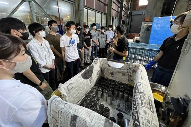 SUSで工場見学する三条市立大学の学生