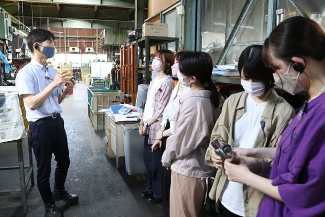 SUSで工場見学する三条市立大学の学生