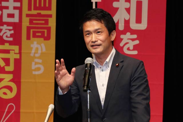 森裕子氏の個人演説会で応援演説する小川氏