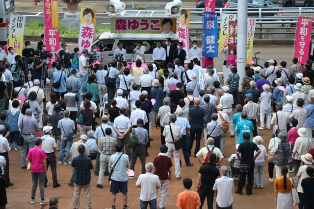 アオーレ長岡前で森氏の街頭演説