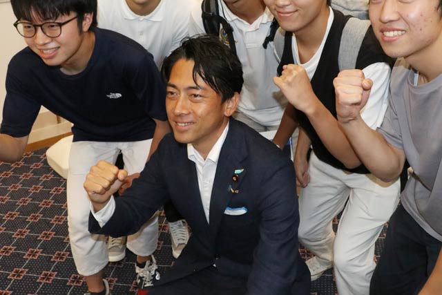 若者と記念写真に写る小泉氏