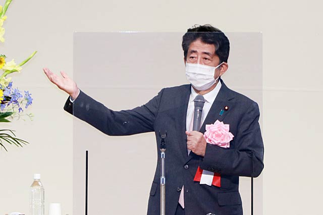 2021年7月10日に燕三条地場産業振興センターで開かれた細田健一衆院議員の国政報告会で時局講演を行う安倍元首相