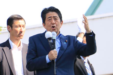 2016年6月18日に三条市役所前で参院選新潟選挙区の応援