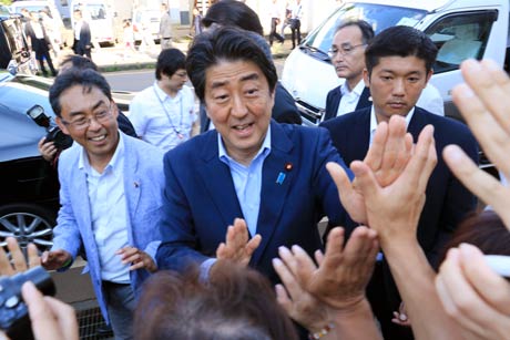 2016年6月18日に三条市役所前で参院選新潟選挙区の応援で支持者とハイタッチ