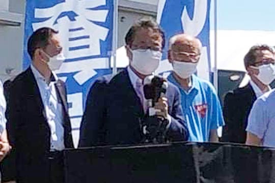 ウオロク中野山店前で応援演説する世耕氏