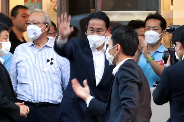 会場に到着して支持者に手を振る岸田首相