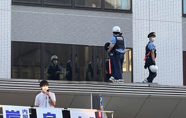 アーケードの上にも警察官