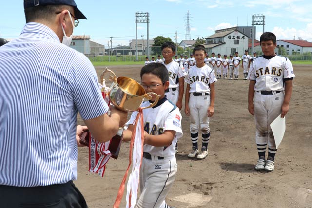 表彰を受ける優勝の南小スターズ