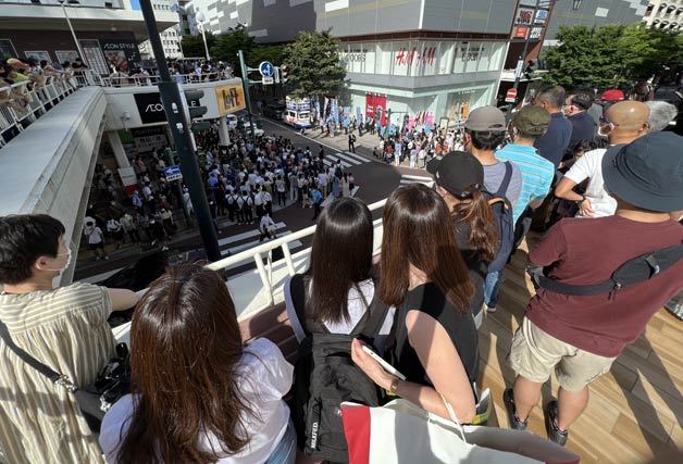万代十字路に集まった聴衆