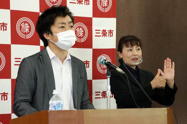 記者会見を行う滝沢三条市長