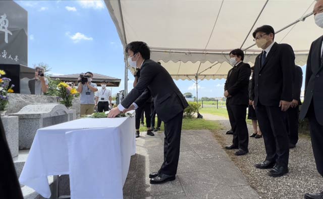 献花する滝沢市長