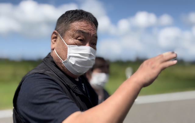 黙とうに訪れた諏訪二丁目自治会長の高橋さん夫婦
