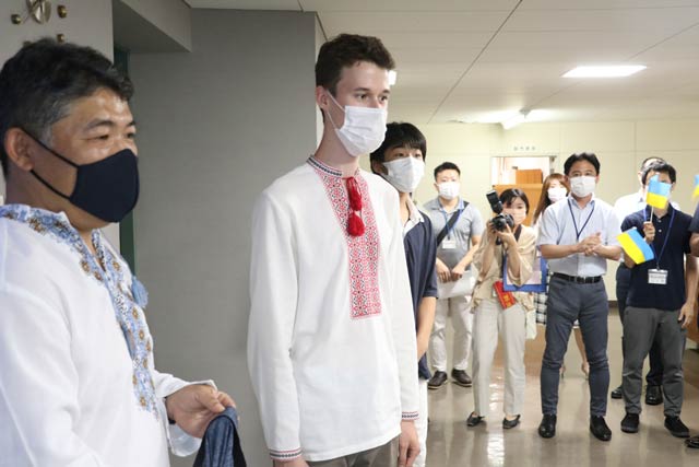 -三条市役所の歓迎に驚くニキタさん