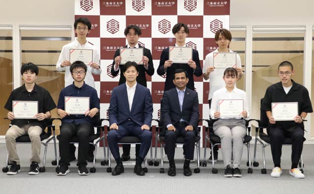 高儀スカラシップ奨学生認定式、左から3人目が高橋社長