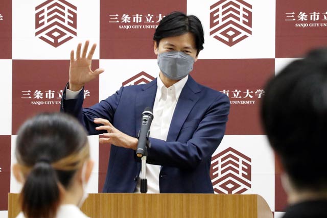 奨学生に自身のバックパッカーの経験を話す高橋社長