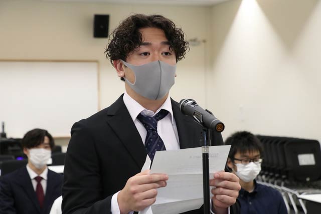 奨学生に認定された風間さんが礼を述べる