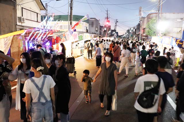 にぎわう大通り