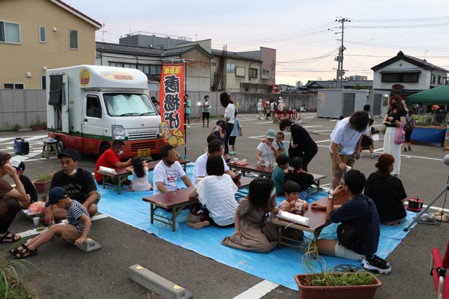 ブルーシートに長テーブルで乾杯