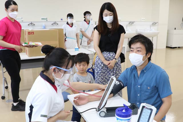 滝沢市長家族も来校して体験をはしご