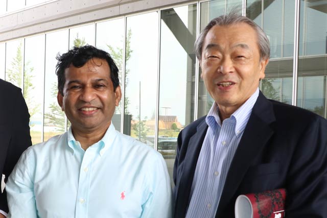 学園祭でシャハリアル学長(左)と山本会長