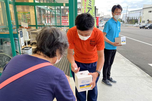 19日のリオン・ドール北三条店での街頭募金